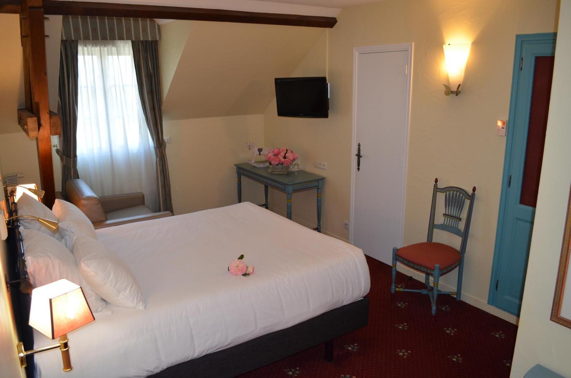 Logis Hotel Auberge Du Cheval Blanc Yvoy-le-Marron Exteriör bild