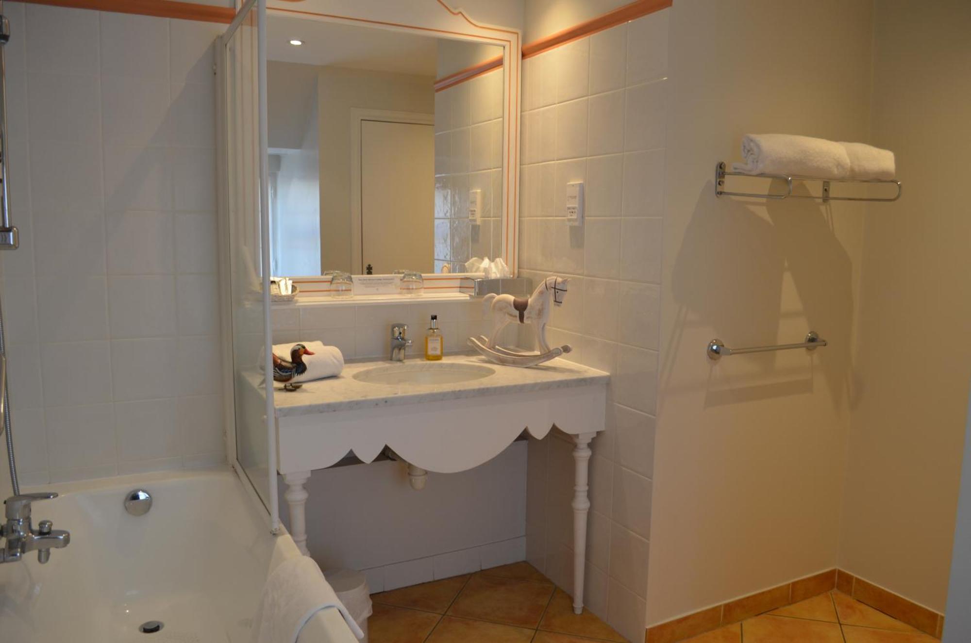 Logis Hotel Auberge Du Cheval Blanc Yvoy-le-Marron Exteriör bild