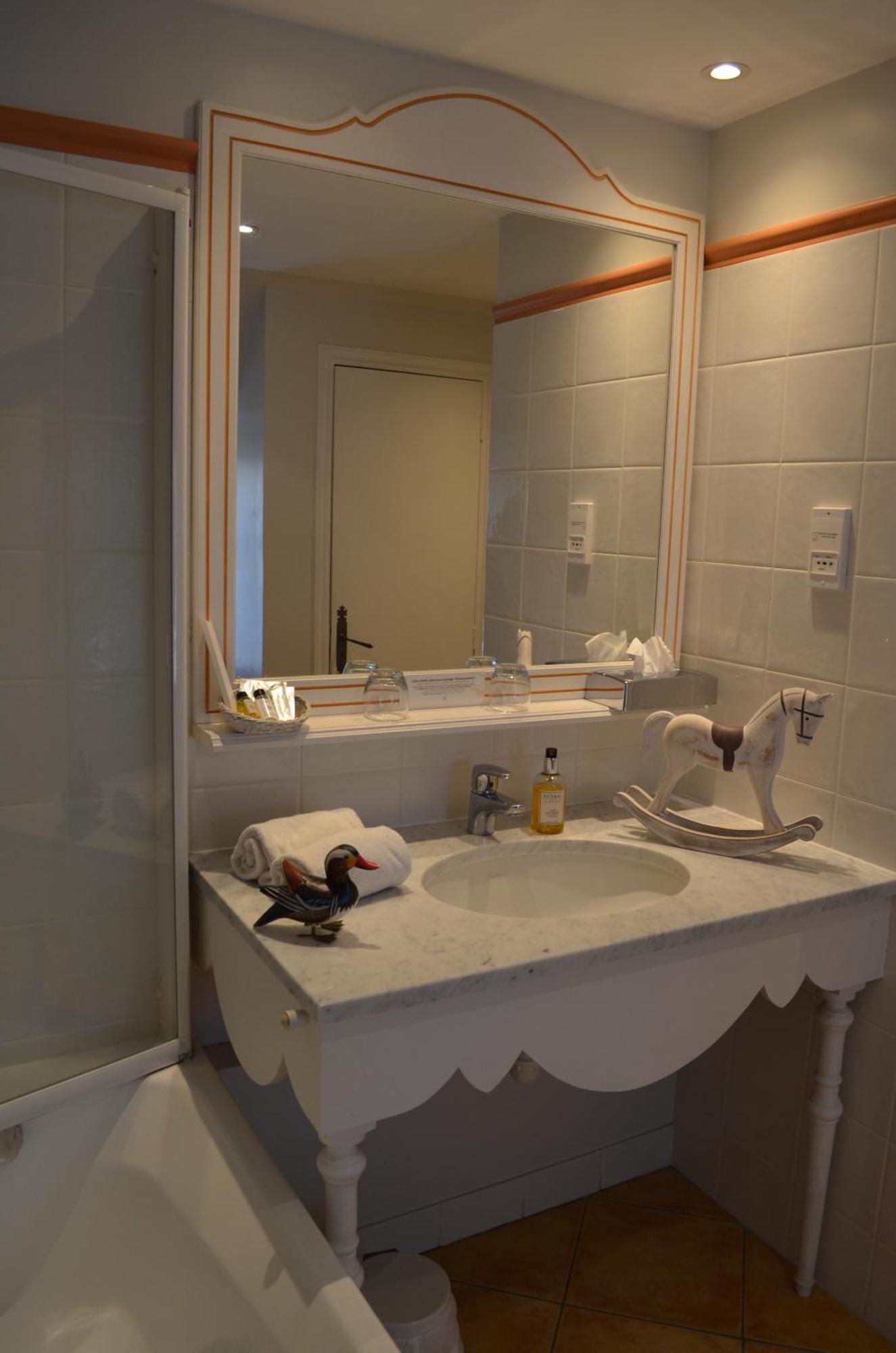 Logis Hotel Auberge Du Cheval Blanc Yvoy-le-Marron Exteriör bild